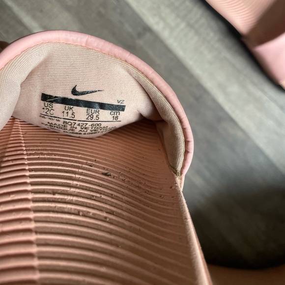 Kid’s Pink Nike slides - Picture 3 of 4